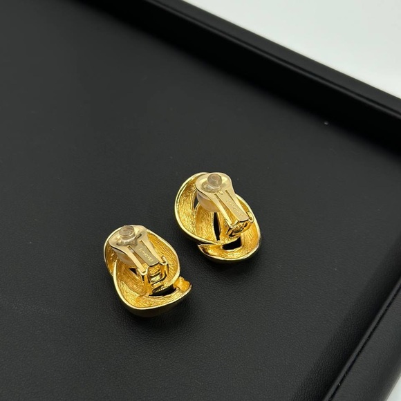 Christian Dior Gold-Tone Interlocking Curb Link Oval Round Clip-On Earrings - Picture 8 of 9